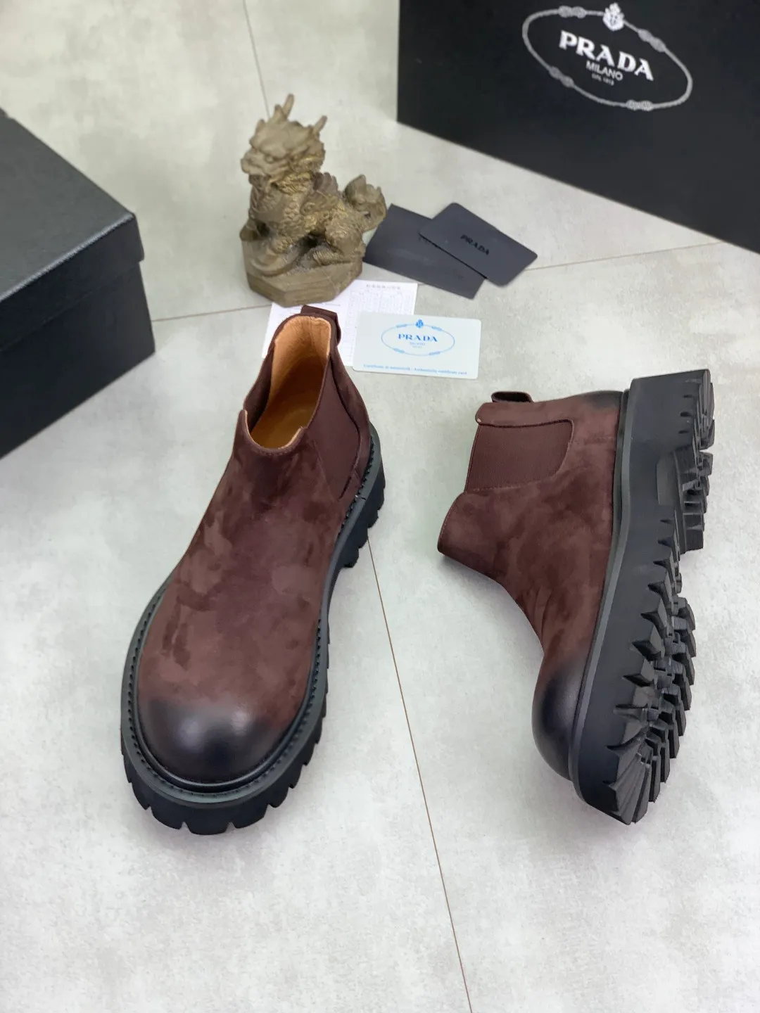 Men's shoes 💰P560 💰[New style]🔥🆕Hot model [PRADA]Prada🔝High-top Chelsea Martin boots are a high-end brand of men's shoes. The uppers are made of top-layer calfskin imported from Italy➕top-layer pigskin lining for the feet🔥, making walking more convenient and comfortable! Exclusive new style, stunning work [color]! Create a fashionable personality to set off your uniqueness! Create a fashionable personality to set off your uniqueness! A must-have for trendy men! Classic🔥super wear-resistant rubber outsole, size: 38-44 (45 can be customized) black or brown🉑️choose
